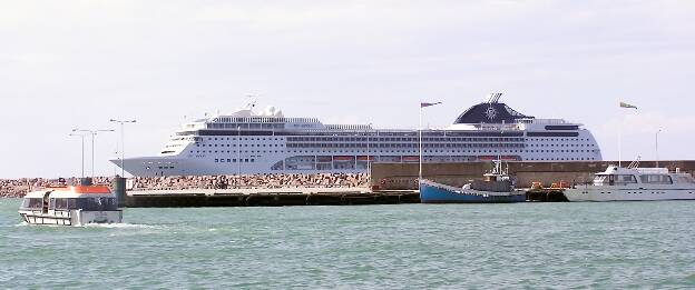 MSC Opera von MSC Cruises ankert vor der Insel Gotland in Schweden