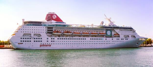 Empress von Pullmantur Cruises in Warnemünde (Deutschland)