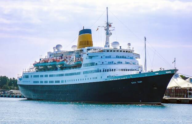 Saga Ruby von Saga Cruises in Warnemünde (Deutschland)