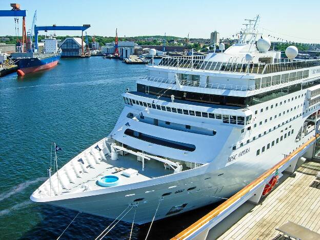 MSC Opera am Kreuzfahrtterminal Ostseekai in Kiel (Deutschland)