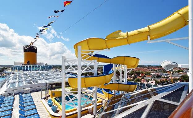 Costa Favolosa - Wasserrutsche und Pooldeck 