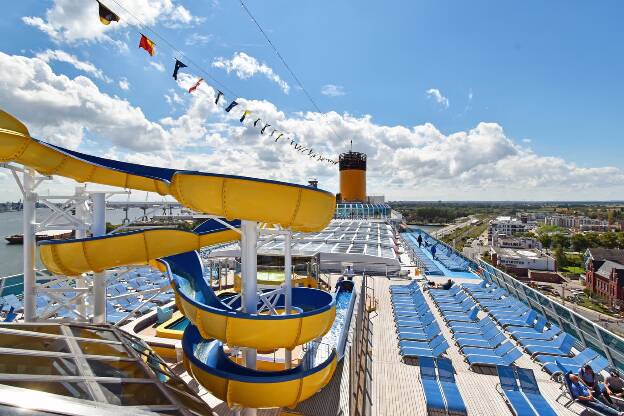 Costa Favolosa - Wasserrutsche und Pooldeck 