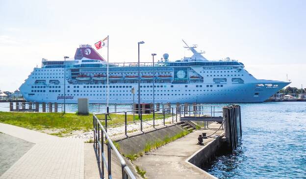 Empress von Pullmantur Cruises in Warnemünde (Deutschland)