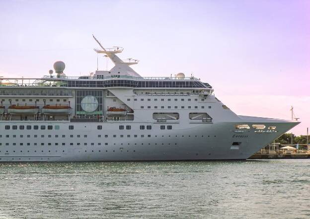 Empress von Pullmantur Cruises in Warnemünde (Deutschland)