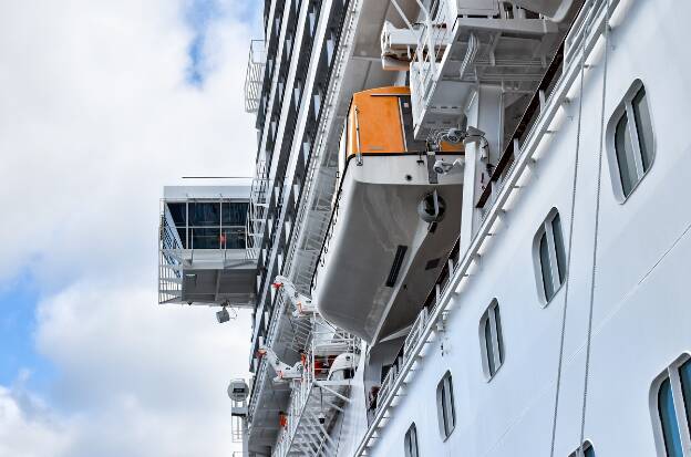 Costa Favolosa - Brücke und Rettungsboot