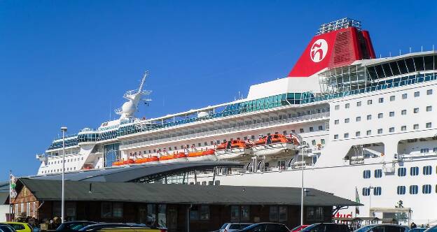 Empress von Pullmantur Cruises in Warnemünde (Deutschland)