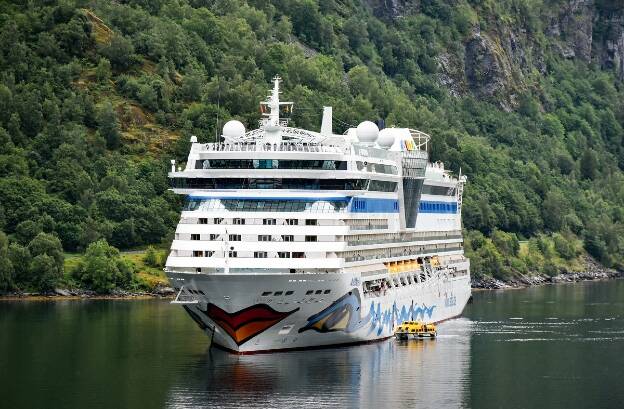 AIDAbella im Geiranger Fjord in Norwegen