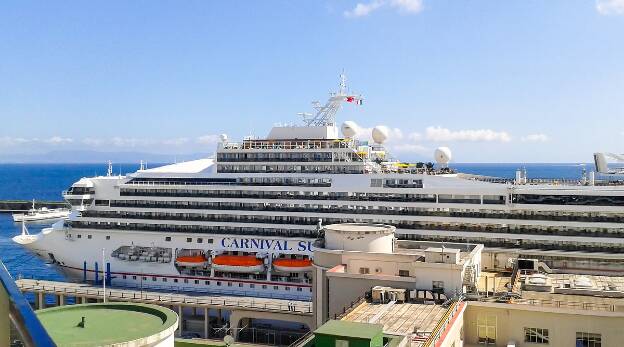 Carnival Sunshine in Neapel (Italien)