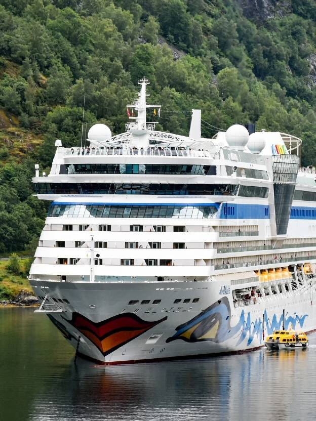 AIDAbella im Geiranger Fjord in Norwegen