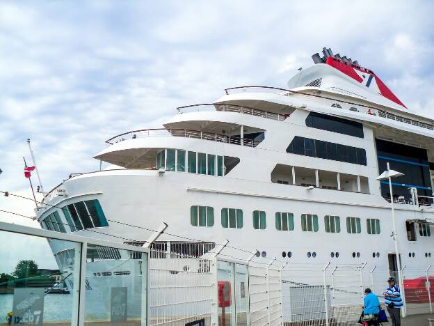 Breamar von Fred. Olsen Cruise Lines in Warnemünde (Deutschland)