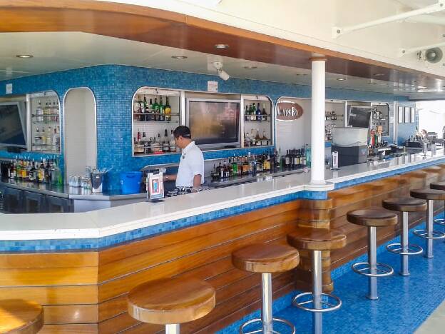 Norwegian Epic - Waves Pool Bar